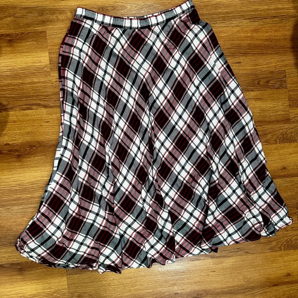Chaps Black and Red Plaid A-Line Skirt - Picture 1 of 3